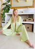 Pijama bohemio Corinne de satén en verde y beige.